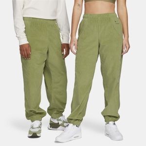 Nike Air Women's High-Waisted Corduroy Fleece Pants
Size: S (4–6)